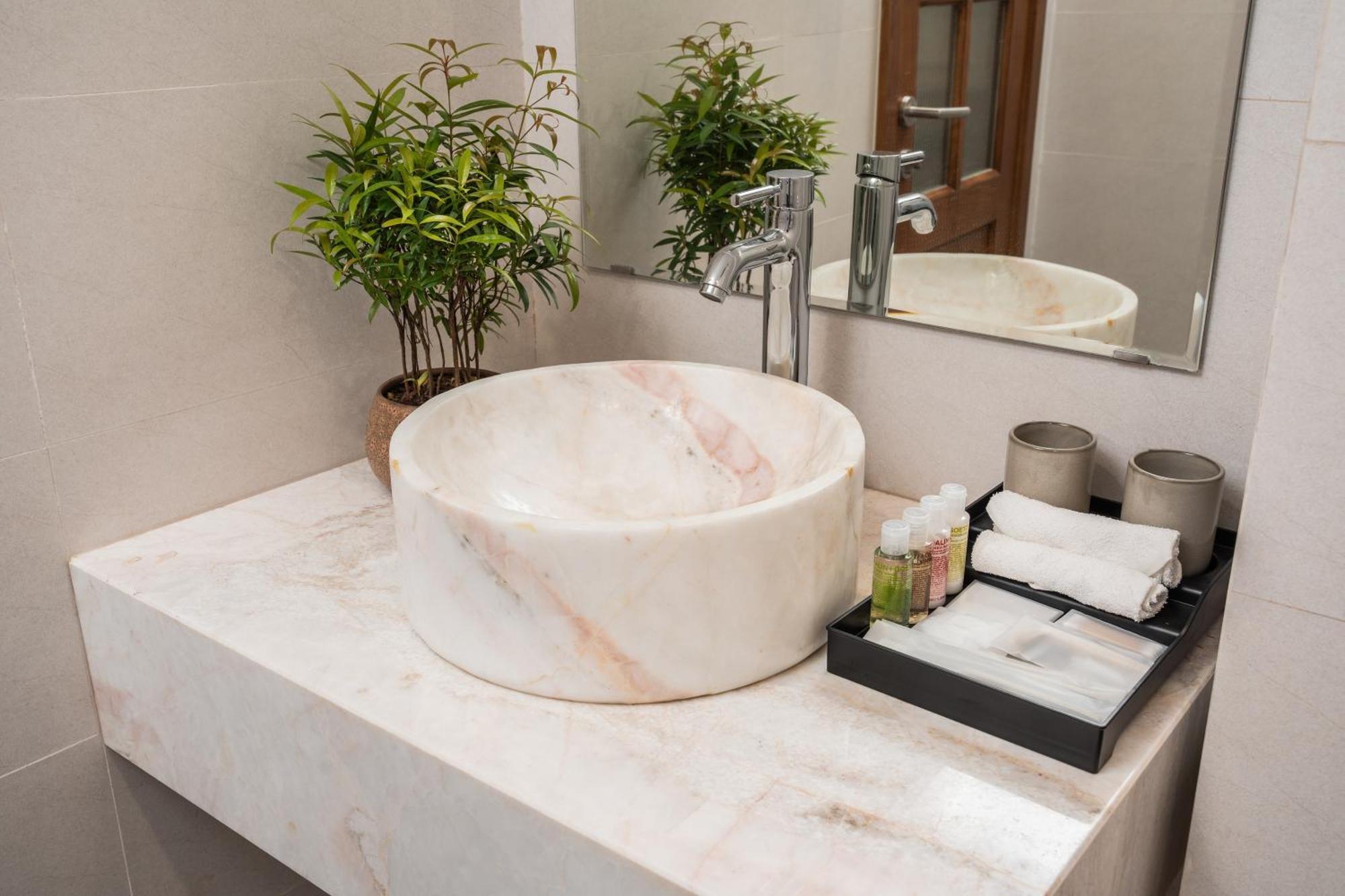 Le Parfum Apartment And Hotel Hanoi Buitenkant foto